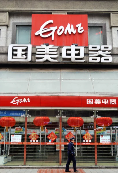 Peatón Pasa Por Una Tienda Electrodomésticos Gome Chongqing China Enero — Foto de Stock