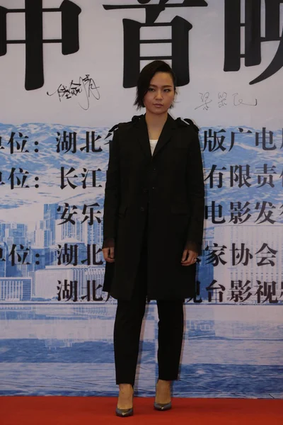 中国の歌手および女優 Zhou Bichang 彼女の新作映画 冷たい戦争 2016 日中国中央部の湖北省武漢市でのプレミア イベントのレッド カーペットに到着します — ストック写真