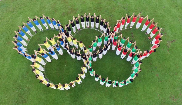 Kvindelige Kinesiske Yoga Elskere Danner Olympiske Ringe Til Juble Kinesiske - Stock-foto