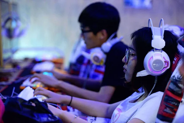 Jovens Internautas Chineses Jogam Jogos Online Café Internet Cidade Qingdao — Fotografia de Stock