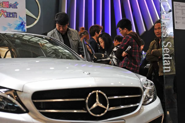 Visitantes Chineses Olham Para Carro Mercedes Benz Exibição Durante Show — Fotografia de Stock