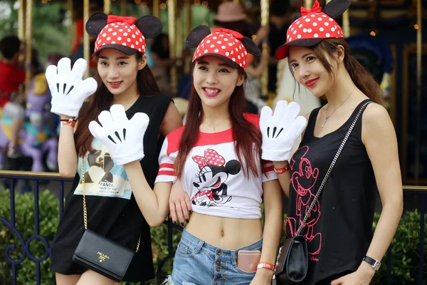 Trendy Young Woman Wearing Mickey Mouse Minnie Mouse Tee Shirts — Stock Photo, Image