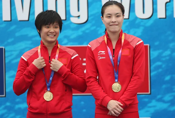 2014年7月16日 在中国上海举行的第19届菲娜跳水世界杯上 金牌得主吴敏霞 和中国石廷茂在女双3米跳板颁奖仪式上摆姿势 — 图库照片