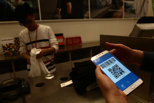 Китайский Клиент Использует Приложение Alipay Wallet Мобильных Платежных Услуг Alibaba — стоковое фото