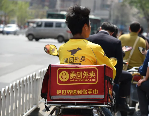 Çin Yontma Şirketi Meituan Bir Kuryesi Çin Güneybatısındaki Yunnan Eyaletinin — Stok fotoğraf