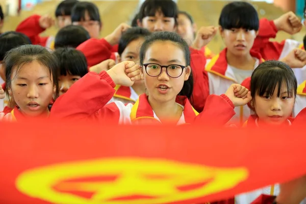 Young Chinese Students Swear Ceremony Becoming New Members Communist Youth — Stock Photo, Image