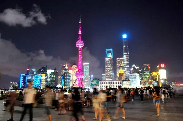 Turistas Bund Desfrutar Vista Noturna Lujiazui Financial District Com Oriental — Fotografia de Stock