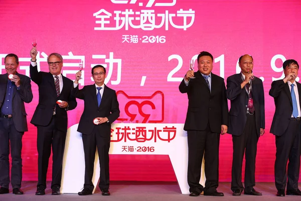 Zhang Yong Terza Sinistra Ceo Alibaba Group Brinda Con Gli — Foto Stock