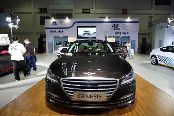 2014년 10월 푸젠성 푸저우시에서 자동차 쇼에서 수입제네시스와 현대자동차가 전시되고 — 스톡 사진