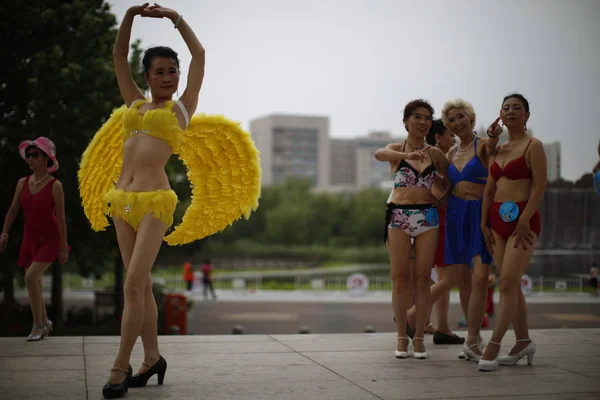 Mujeres Chinas Mayores Vestidas Bikini Participan Concurso Bikini Mediana Edad — Foto de Stock
