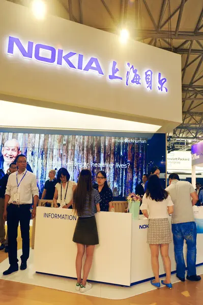 Άνθρωποι Επισκέπτονται Βάση Της Nokia Shanghai Bell Κατά Διάρκεια Του — Φωτογραφία Αρχείου