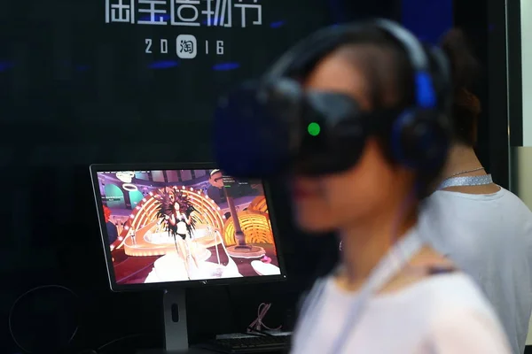 Ένας Επισκέπτης Δοκιμάζει Μια Εικονική Συσκευή Εικονική Πραγματικότητα Για Βιώσουν — Φωτογραφία Αρχείου