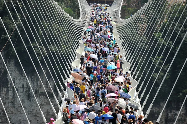 Turisták Tömeg Világ Leghosszabb Legmagasabb Üvegfenekű Híd Felett Zhangjiajie Grand — Stock Fotó