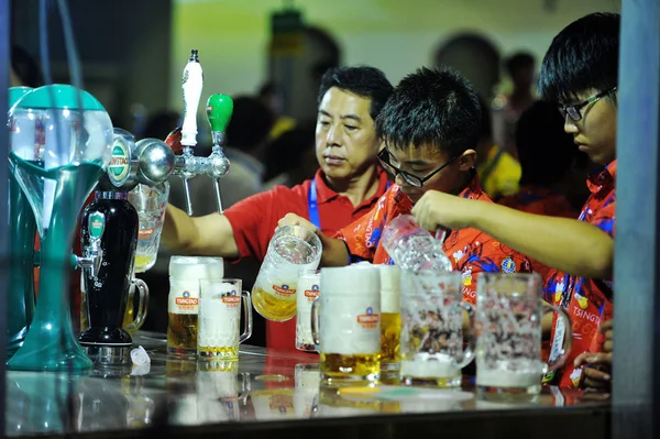 Los Camareros Llenan Tazas Cerveza Durante 26º Festival Internacional Cerveza — Foto de Stock