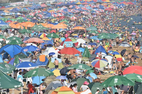 Semesterfirare Folkmassan Badort Svalna Brännhet Dag Dalian City Liaoning Provinsen — Stockfoto