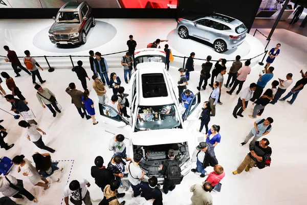 Bezoekers Uit Proberen Kijk Naar Haval Suv Van Grote Muur — Stockfoto