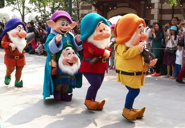 File Entertainers Vêtus Costumes Nains Produisent Lors Défilé Dans Disneyland — Photo