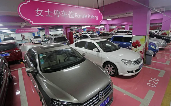 2016 북서부 시에서 Cityon 쇼핑몰에서 주차장에서 여성을 공간에 자동차 — 스톡 사진