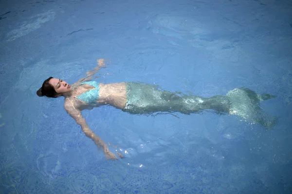 메이드 의상을 여성이 수영장에서 수영을 충칭에 스포츠 공원에서 2016 — 스톡 사진
