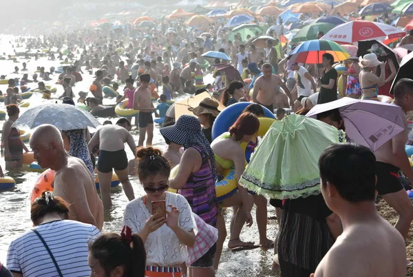 Semesterfirare Folkmassan Badort Svalna Brännhet Dag Dalian City Liaoning Provinsen — Stockfoto