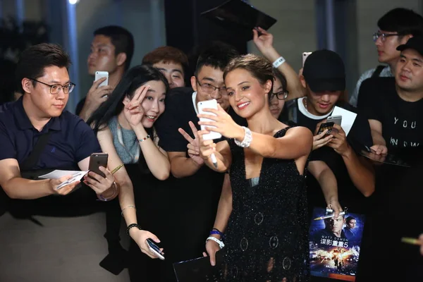 Atriz Sueca Alicia Vikander Tira Uma Selfie Com Fãs Tapete — Fotografia de Stock