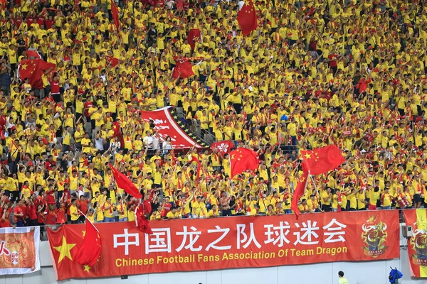 Fãs Futebol Chinês Acenam Com Bandeiras Nacionais Gritam Slogans Para — Fotografia de Stock