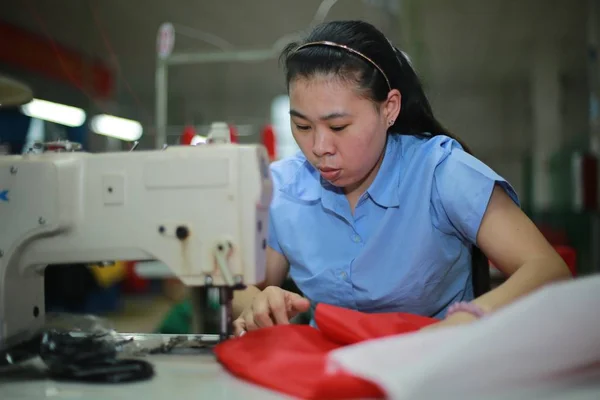 Una Trabajadora China Cose Una Bandera Nacional Francia Fábrica Shaoxing —  Fotos de Stock