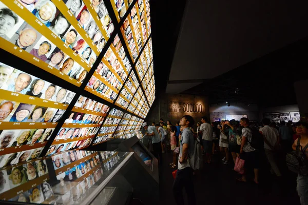 Visitatori Guardano Foto Delle Vittime Memorial Hall Victims Nanjing Massacro — Foto Stock