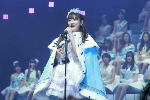 2016年7月30日 中国女孩团体 Snh48 的亚军李一通在中国上海举行的第三届 Snh48 偶像年度人气大赛决赛中发表演讲 — 图库照片