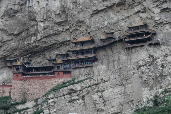 在中国北方山西省大同市浑源县恒山附近的一座山上 可以看到悬挂寺 也被称为吊寺或玄孔寺 — 图库照片