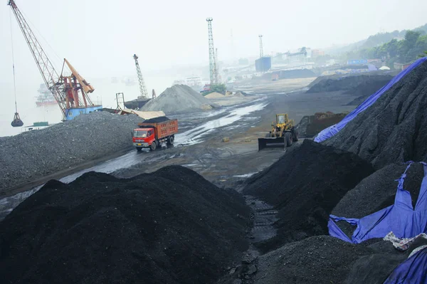 ファイル 中央中国湖北省イーチャン市の長江岸の岸壁にある埠頭の石炭の山の眺め 2016 月12日 — ストック写真