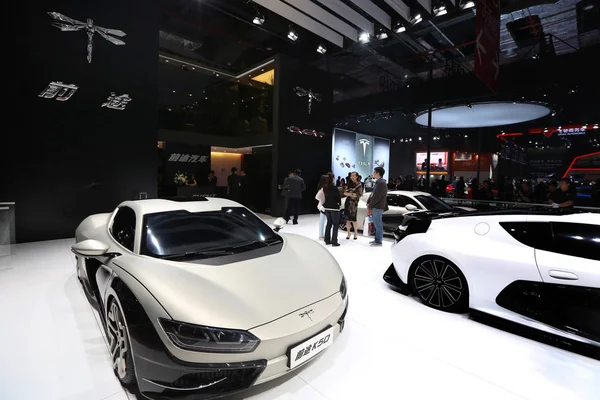 Visitors Talk Exhibitors Next Qiantu K50 Electric Sports Cars Display — Stock Photo, Image