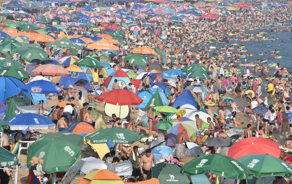 Holidaymakers Crowd Beach Resort Cool Scorching Day Dalian City Northeast — Stock Photo, Image