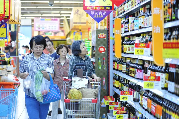 Clientes Chinos Compran Condimentos Supermercado Ciudad Nanjing Provincia Jiangsu Este —  Fotos de Stock