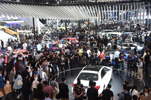 Los Visitantes Congregan Stand Mercedes Benz Durante 14ª Exposición Internacional — Foto de Stock