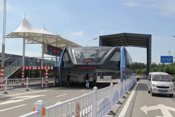 Une Voiture Passe Devant Transit Elevated Bus Teb Sur Route — Photo