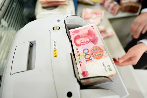 Funcionário Chinês Usa Uma Máquina Contagem Dinheiro Para Contar Notas — Fotografia de Stock