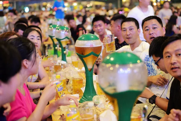 Persone Godono Birra Durante 26Esimo Festival Internazionale Della Birra Qingdao — Foto Stock