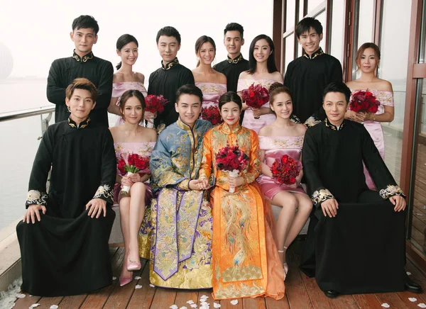 유인물 여배우 오른쪽 그들의 들러리와 최고의 앞으로 베이징 그들의 결혼식 — 스톡 사진