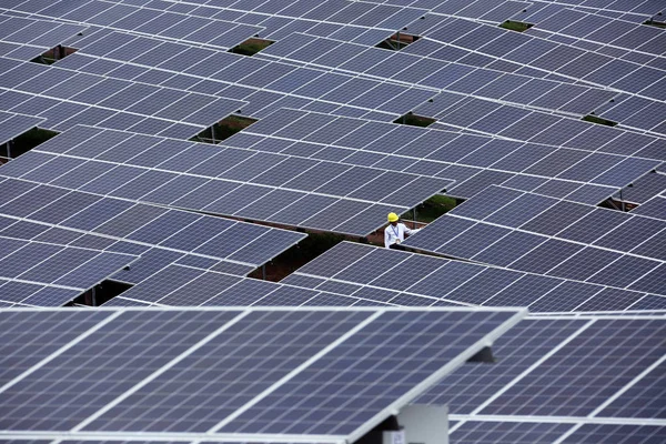Китайский Рабочий Проверяет Солнечные Батареи Фотоэлектрической Электростанции Вайнин Хуэй Мяо — стоковое фото