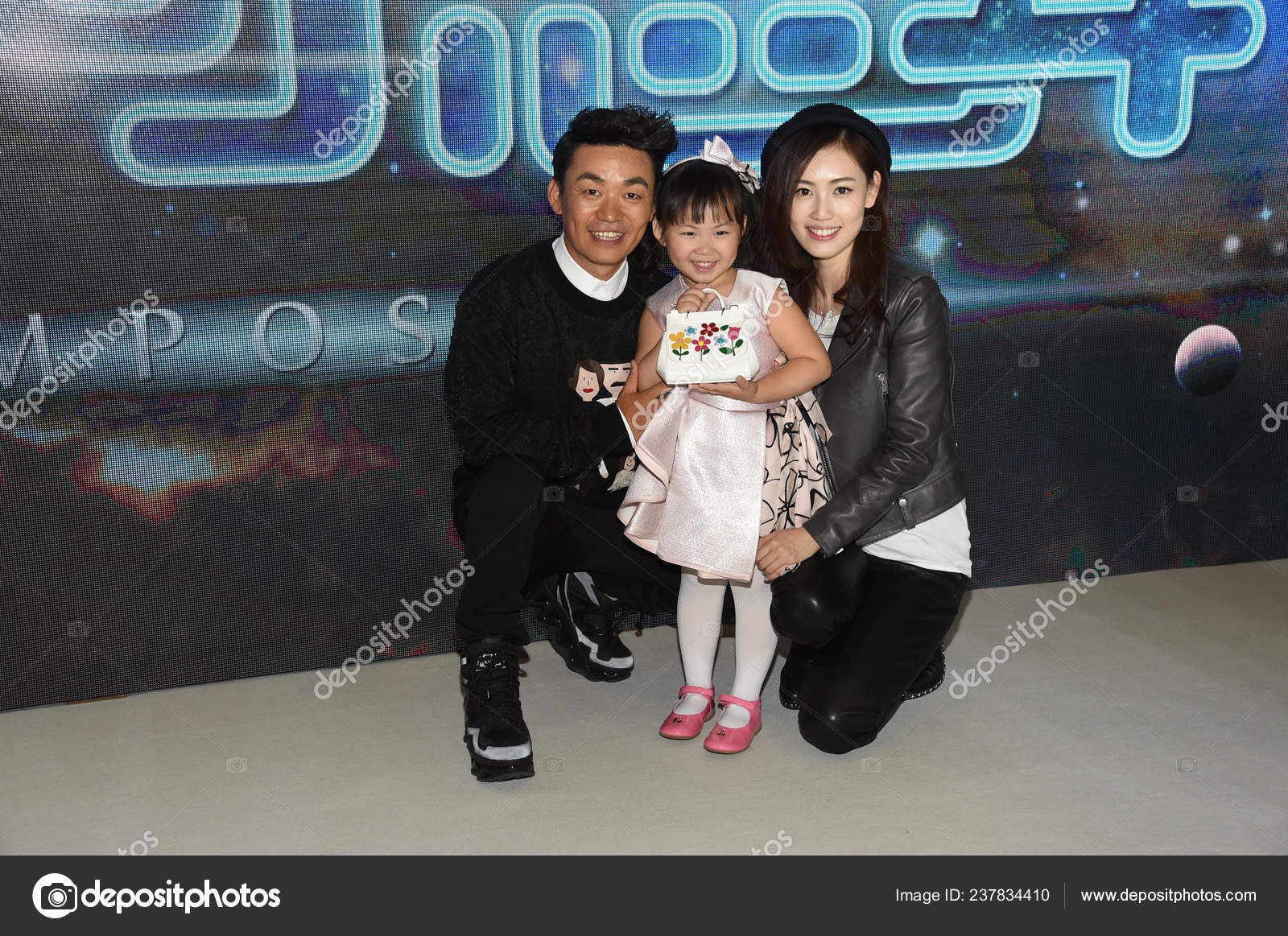 Chinese Actor Wang Baoqiang Left Poses His Wife Rong Daughter Stock Editorial Photo C Chinaimages 237834410