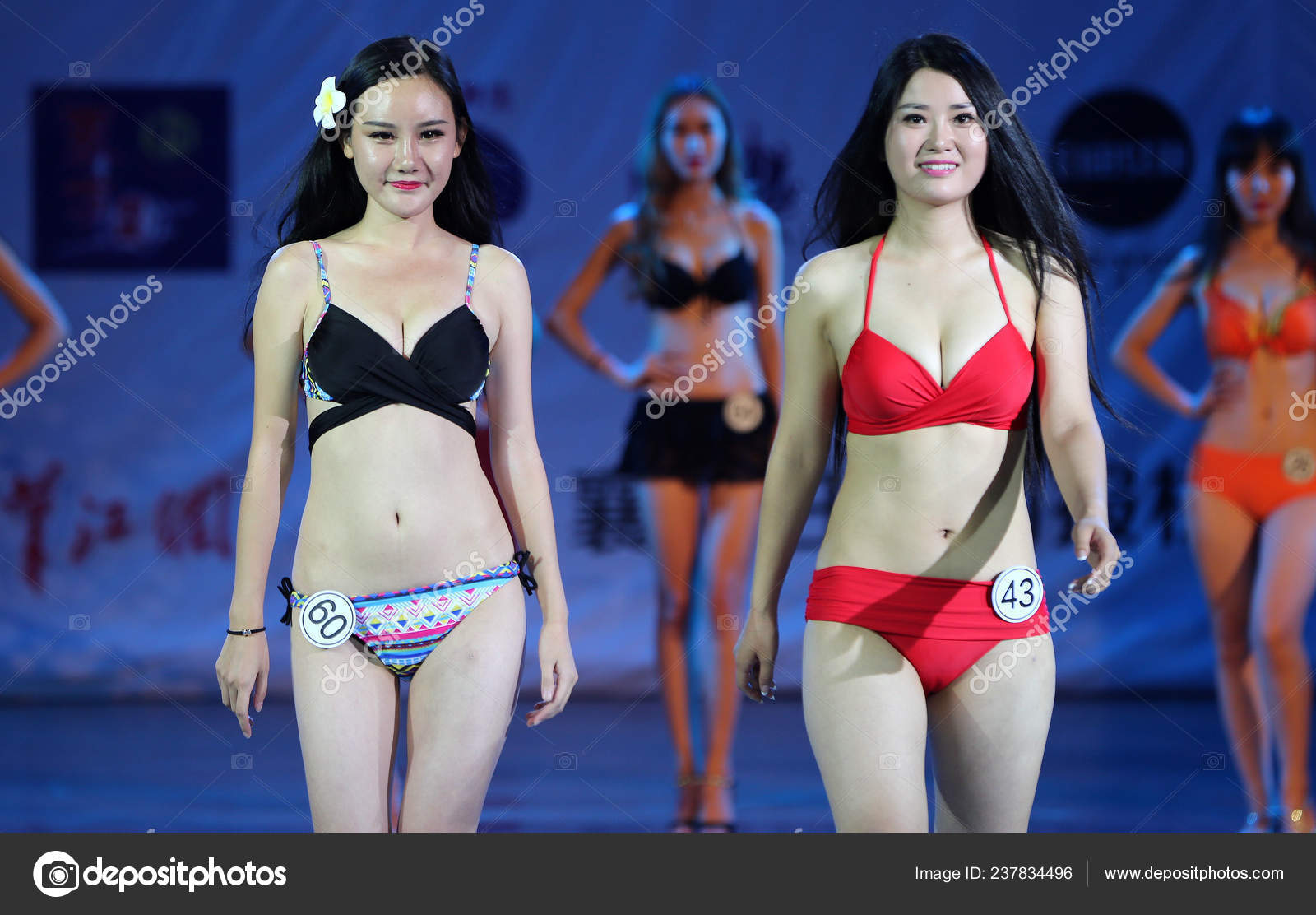 Bikini Placcato Modello Cinese Yuanyuan Sinistra Che Ricevuto