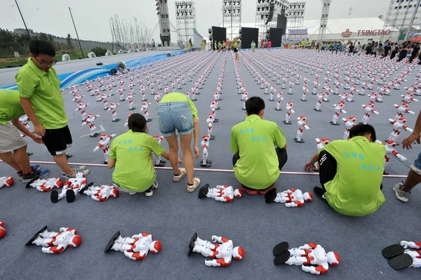 Китайські Співробітники Лінія Роботів Під Час Завдання Встановити Новий Світовий — стокове фото