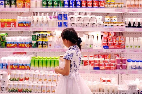 Молодая Девушка Магазины Йогурта Других Молочных Продуктов Супермаркете Городе Циндао — стоковое фото