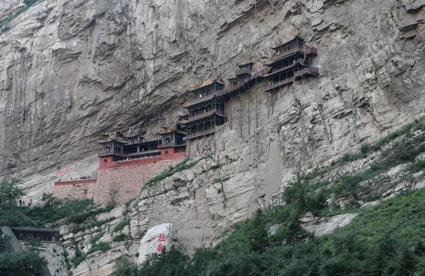 在中国北方山西省大同市浑源县恒山附近的一座山上 可以看到悬挂寺 也被称为吊寺或玄孔寺 — 图库照片