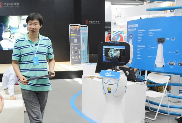 2016年7月16日 在中国广东省深圳市举办的展览会上 英特尔展台展出了智能机器人 — 图库照片