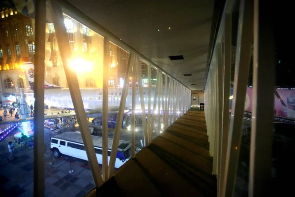 Pemandangan Jembatan Jet Yang Menghubungkan Restoran Pesawat Boeing 737 400 — Stok Foto