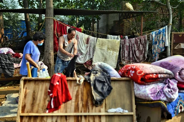 Local Chinese Villagers Collect Clothes Soiled Floods Caused Heavy Rain — Stock Photo, Image