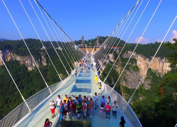Turisták Tömeg Világ Leghosszabb Legmagasabb Üvegfenekű Híd Felett Zhangjiajie Grand — Stock Fotó