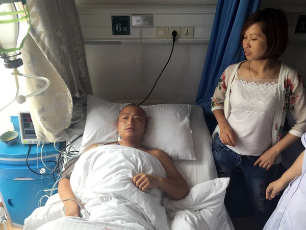 Wang Kailian Aki Négy Vesék Rejlik Ágyban Miután Megkapta Működését — Stock Fotó